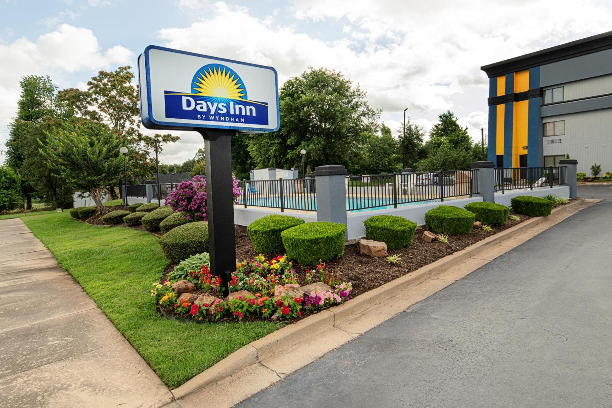 Days Inn By Wyndham Fort Smith Buitenkant foto