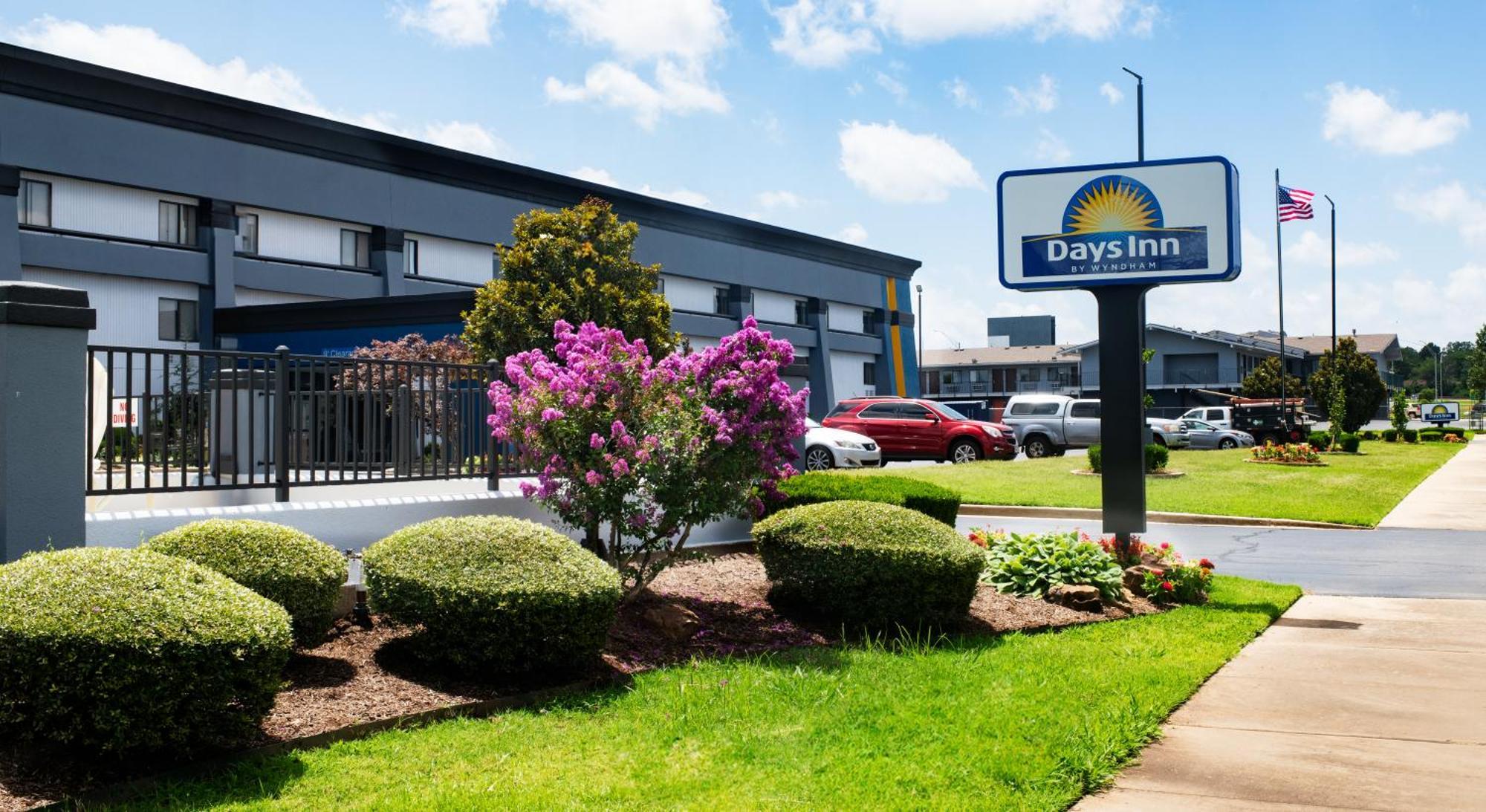 Days Inn By Wyndham Fort Smith Buitenkant foto